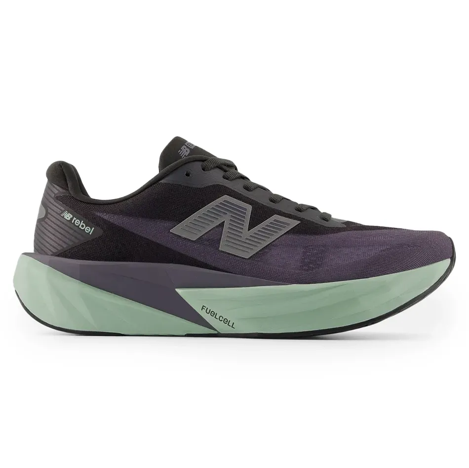 Tênis New Balance FuelCell Rebel V5 masculino preto com detalhes verdes, design esportivo para corrida e treino
